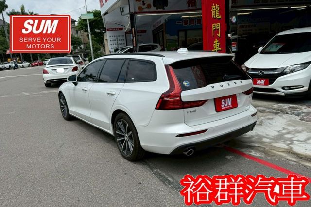 【YES認證里程保證】輕油電旅行車、車內空間寬敞舒適、安全性極高、配備高級、腳踢尾門、環景  第6張相片