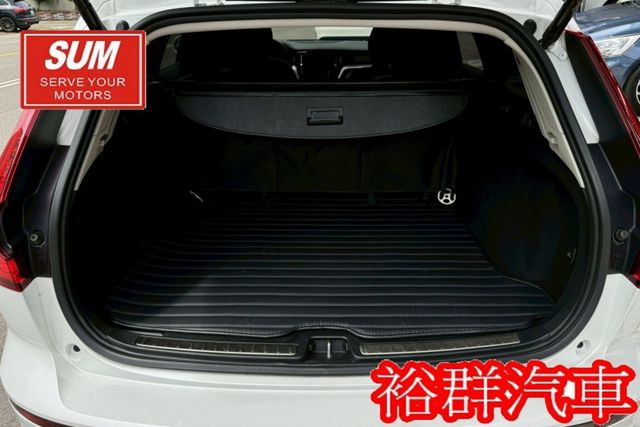 【YES認證里程保證】輕油電旅行車、車內空間寬敞舒適、安全性極高、配備高級、腳踢尾門、環景  第18張相片