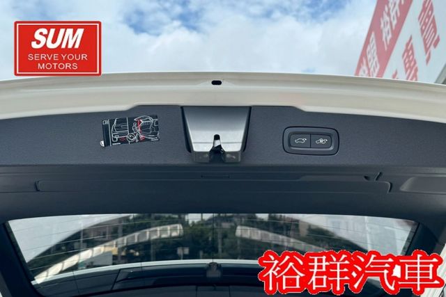 【YES認證里程保證】輕油電旅行車、車內空間寬敞舒適、安全性極高、配備高級、腳踢尾門、環景  第19張相片