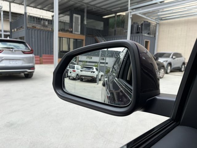 2026年領 20xLine版 全車貼膜 電動座椅 電動尾門 全彩數位儀表 HK音響 原廠保固中 僅跑1萬多公里  第15張相片