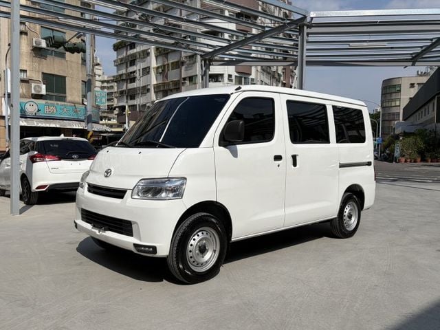 5人座自排版 升級安卓影音 雙側滑門 倒車顯影 衛星導航 盲點偵測 抬頭顯示器 僅跑兩千多公里 原廠保固中  第1張相片