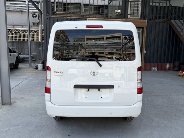 5人座自排版 升級安卓影音 雙側滑門 倒車顯影 衛星導航 盲點偵測 抬頭顯示器 僅跑兩千多公里 原廠保固中  第2張相片