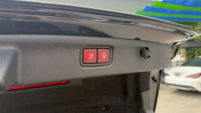 22年式 C300 AMG 總代理 原廠保養 ACC跟車 環景影像 電動尾門 car play 全車原版件 里程保證  第8張相片
