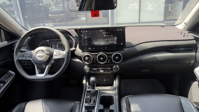 小改款 尊爵BOSE版 僅跑1.5萬 新車保固中 全車犀牛皮 黑化 六眼大燈 全車原版件  第10張相片