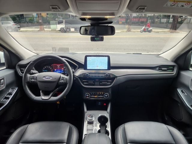 ♞360環景♞實跑4萬多公里♞B O揚聲器♞電動尾門♞全車原廠保養♞ACC主動式跟車♞  第13張相片