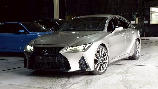 IS300 !F-SPORT，滿配通風椅、跑車儀表，高CP值後驅轎跑  第1張相片