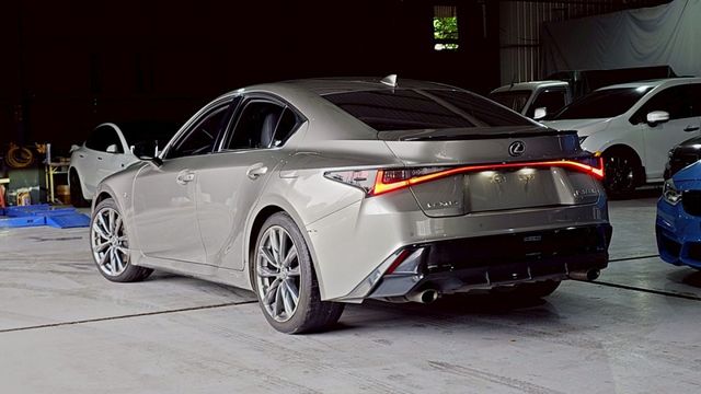 IS300 !F-SPORT，滿配通風椅、跑車儀表，高CP值後驅轎跑  第2張相片