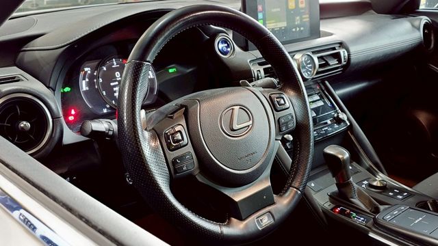 IS300 !F-SPORT，滿配通風椅、跑車儀表，高CP值後驅轎跑  第4張相片