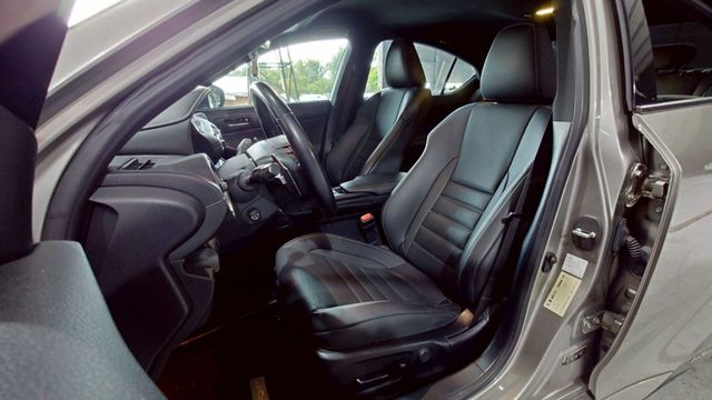 IS300 !F-SPORT，滿配通風椅、跑車儀表，高CP值後驅轎跑  第5張相片