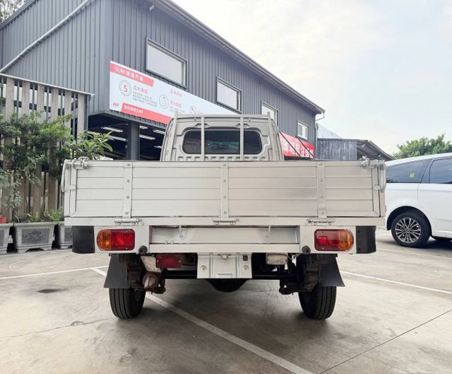 手排木框式小貨車 保養細心、車況優，準備陪下一位老闆繼續打天下✔木框式貨斗，載貨空間更靈活 ✔ 電動窗、中央鎖、冷  第4張相片