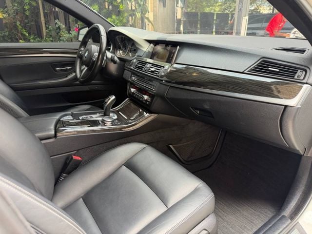 BMW 528i M Sport 適合喜愛 BMW 操控感、重視座艙質感，同時希望兼具日常舒適與運動風格的車主。  第6張相片