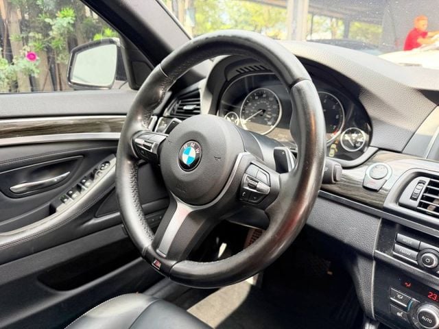 BMW 528i M Sport 適合喜愛 BMW 操控感、重視座艙質感，同時希望兼具日常舒適與運動風格的車主。  第10張相片