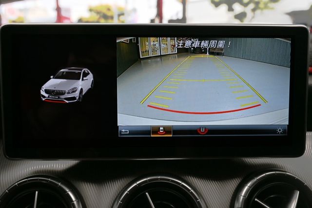 輕鬆入手吸睛轎跑~定期保養實錶里程~AMG空力套件+全景天窗+定速巡航+雙前跑車椅+雙區恆溫+升級主機+衛星導航+倒顯  第11張相片