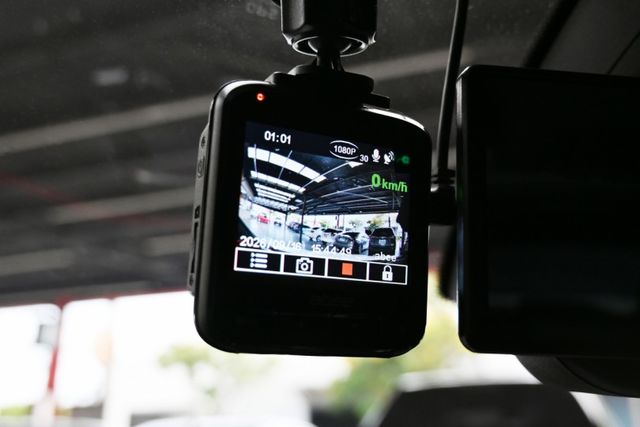 輕鬆入手吸睛轎跑~定期保養實錶里程~AMG空力套件+全景天窗+定速巡航+雙前跑車椅+雙區恆溫+升級主機+衛星導航+倒顯  第12張相片