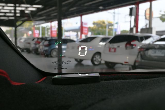輕鬆入手吸睛轎跑~定期保養實錶里程~AMG空力套件+全景天窗+定速巡航+雙前跑車椅+雙區恆溫+升級主機+衛星導航+倒顯  第15張相片