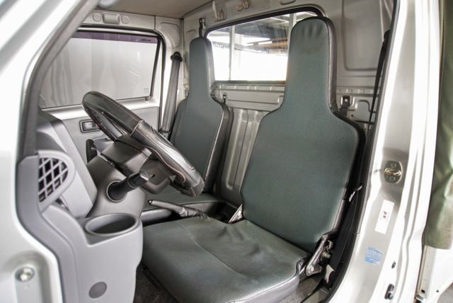 俐落商用生財車！贈送雙口爐孔工作台｜雙安全氣囊｜光感應頭燈｜ABS｜冷暖空調｜循跡防滑｜倒車顯影｜框式 手排  第6張相片