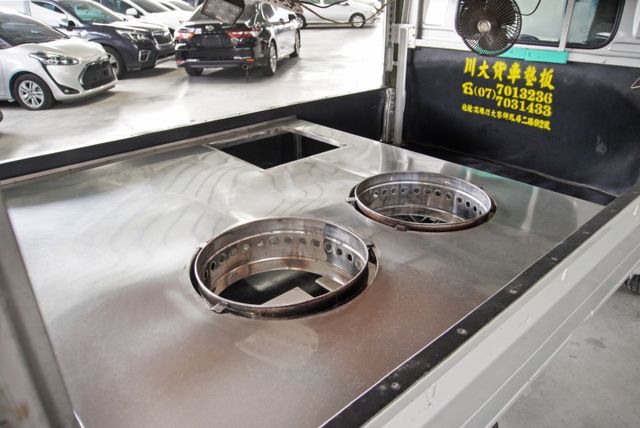俐落商用生財車！贈送雙口爐孔工作台｜雙安全氣囊｜光感應頭燈｜ABS｜冷暖空調｜循跡防滑｜倒車顯影｜框式 手排  第9張相片