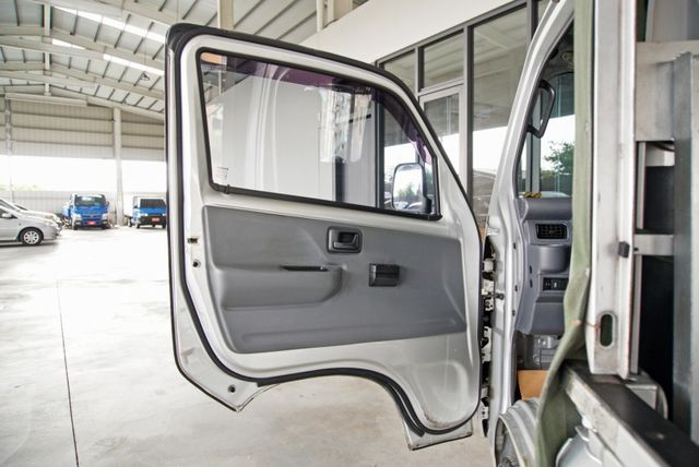 俐落商用生財車！贈送雙口爐孔工作台｜雙安全氣囊｜光感應頭燈｜ABS｜冷暖空調｜循跡防滑｜倒車顯影｜框式 手排  第19張相片