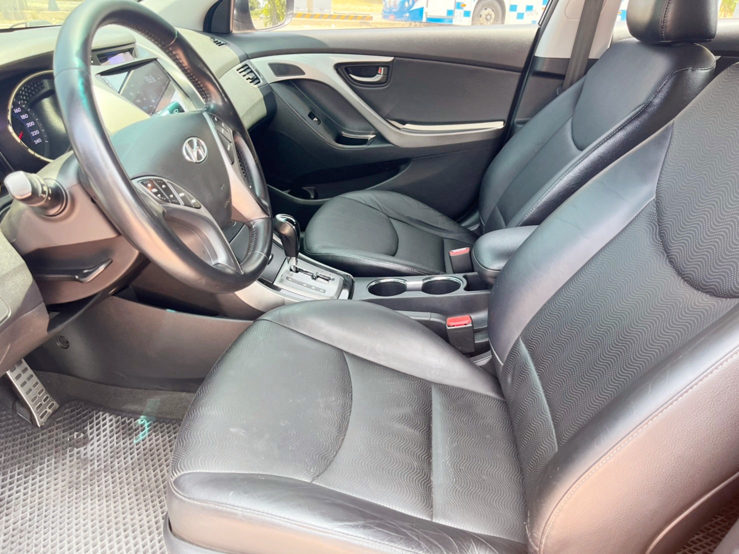 頂級稀有極光-2013年-現代Elantra-1.8 -鴻毅汽車附設保修廠-安全把關-在地誠信經營.值得你信賴  第6張相片
