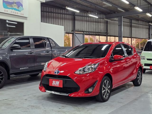 精緻品項! 僅跑6萬公里、 內裝還有新車味~! 最美PRIUS C.  第2張相片