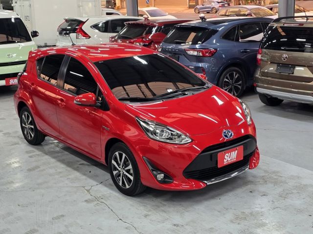 精緻品項! 僅跑6萬公里、 內裝還有新車味~! 最美PRIUS C.  第3張相片