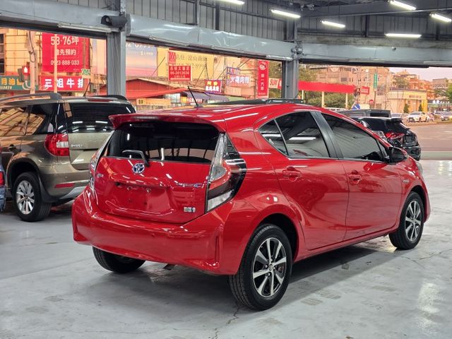 精緻品項! 僅跑6萬公里、 內裝還有新車味~! 最美PRIUS C.  第4張相片