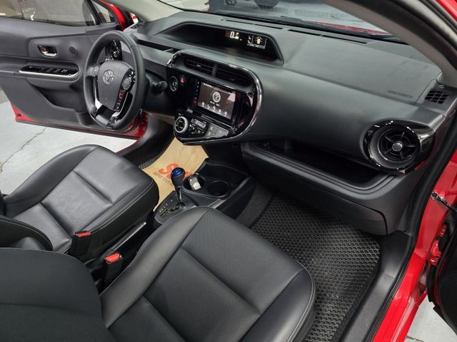 精緻品項! 僅跑6萬公里、 內裝還有新車味~! 最美PRIUS C.  第11張相片