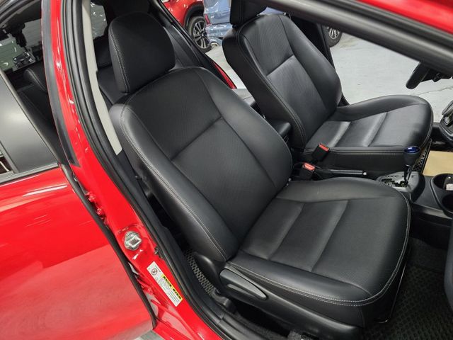 精緻品項! 僅跑6萬公里、 內裝還有新車味~! 最美PRIUS C.  第12張相片