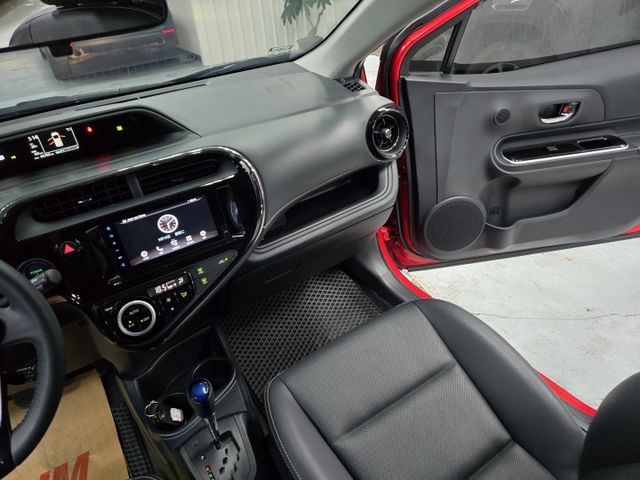 精緻品項! 僅跑6萬公里、 內裝還有新車味~! 最美PRIUS C.  第16張相片