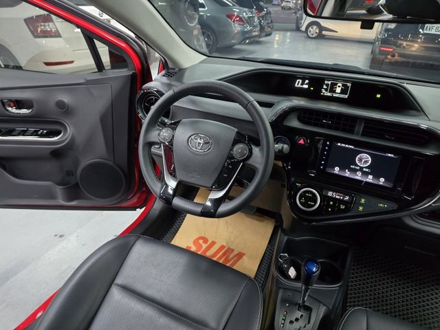 精緻品項! 僅跑6萬公里、 內裝還有新車味~! 最美PRIUS C.  第17張相片