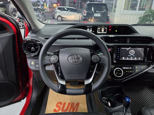 精緻品項! 僅跑6萬公里、 內裝還有新車味~! 最美PRIUS C.  第18張相片
