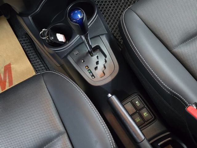 精緻品項! 僅跑6萬公里、 內裝還有新車味~! 最美PRIUS C.  第19張相片
