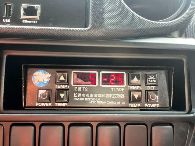 Hino  300  第14張相片