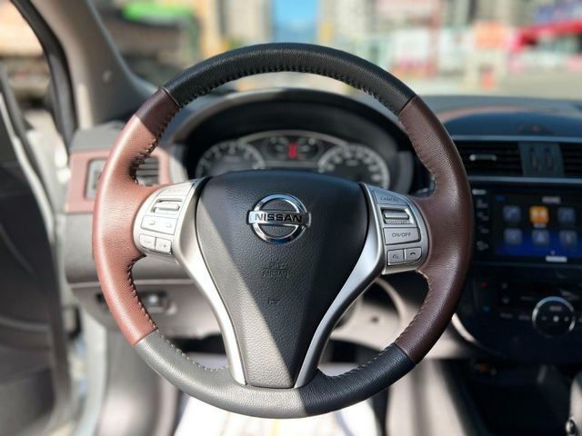 Nissan  Tiida  第11張相片