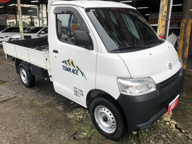 一手車 里程保證 車況非常優 九成以上的新車感覺 車主加裝前後行車記錄器 後車斗防撞護板 車頭後擋板護板  第2張相片