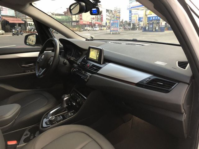 一手車里 程保證 完全無事故 車庫車 車況非常優 超低里程只跑四萬多都在原廠保養 車剛入庫還未美容整理實車呈現  第9張相片