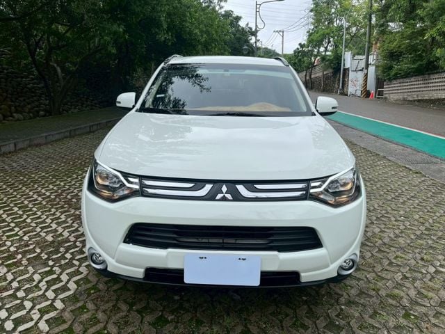 前後行車記錄器 無線車充 APPLE CAR PLAY 後座前後滑移/傾角調整 最便宜的休旅車 空間大 安全性高  第2張相片