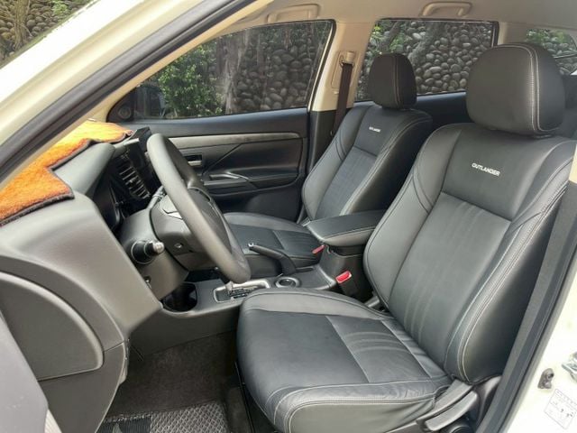 前後行車記錄器 無線車充 APPLE CAR PLAY 後座前後滑移/傾角調整 最便宜的休旅車 空間大 安全性高  第3張相片