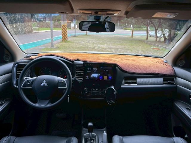 前後行車記錄器 無線車充 APPLE CAR PLAY 後座前後滑移/傾角調整 最便宜的休旅車 空間大 安全性高  第6張相片