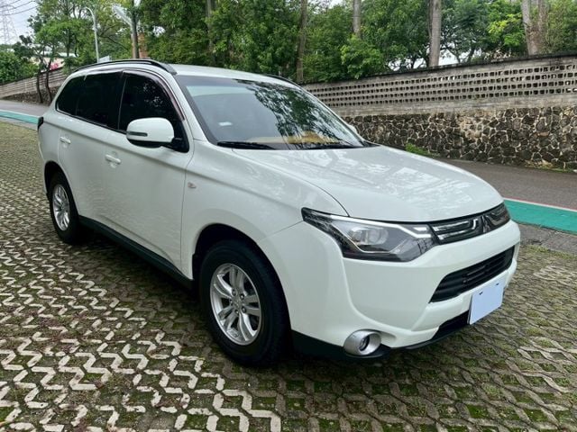 前後行車記錄器 無線車充 APPLE CAR PLAY 後座前後滑移/傾角調整 最便宜的休旅車 空間大 安全性高  第8張相片