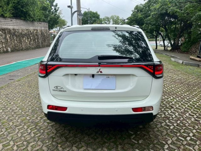 前後行車記錄器 無線車充 APPLE CAR PLAY 後座前後滑移/傾角調整 最便宜的休旅車 空間大 安全性高  第12張相片