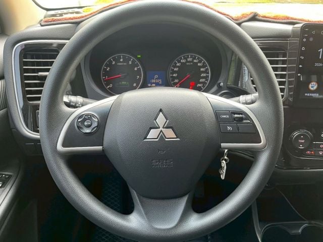 前後行車記錄器 無線車充 APPLE CAR PLAY 後座前後滑移/傾角調整 最便宜的休旅車 空間大 安全性高  第16張相片