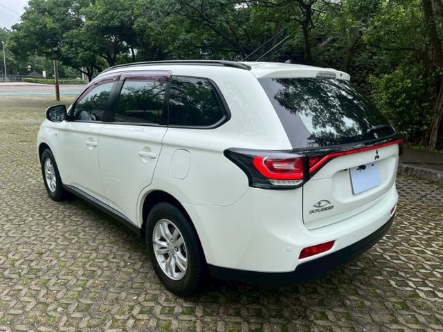 前後行車記錄器 無線車充 APPLE CAR PLAY 後座前後滑移/傾角調整 最便宜的休旅車 空間大 安全性高  第17張相片
