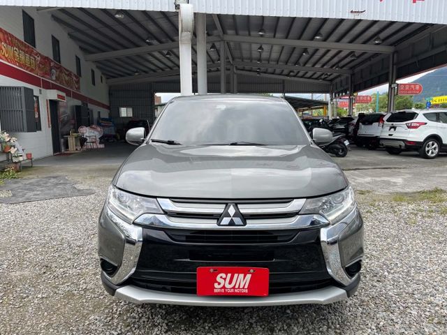 一手車原廠保養~原鈑件~僅跑4萬公里~ACC跟車~車道偏離~電子手剎車~內外漂亮~2年5萬公里保固~可全額貸款  第2張相片