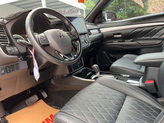 一手車原廠保養~原鈑件~僅跑4萬公里~ACC跟車~車道偏離~電子手剎車~內外漂亮~2年5萬公里保固~可全額貸款  第11張相片