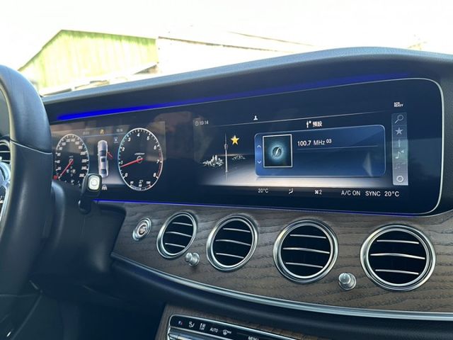 〈頂級立標E300 Exclusive〉總代理/一手車/原廠保養/23P跟車/環景+自動停車輔助/數位液晶儀表/腳踢電尾  第11張相片