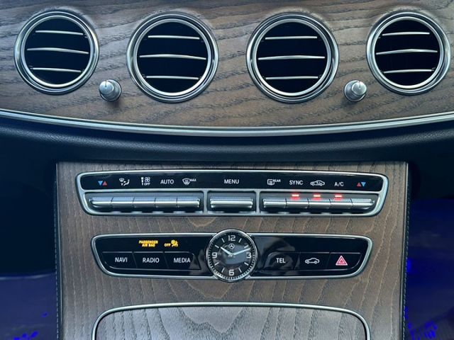 〈頂級立標E300 Exclusive〉總代理/一手車/原廠保養/23P跟車/環景+自動停車輔助/數位液晶儀表/腳踢電尾  第13張相片