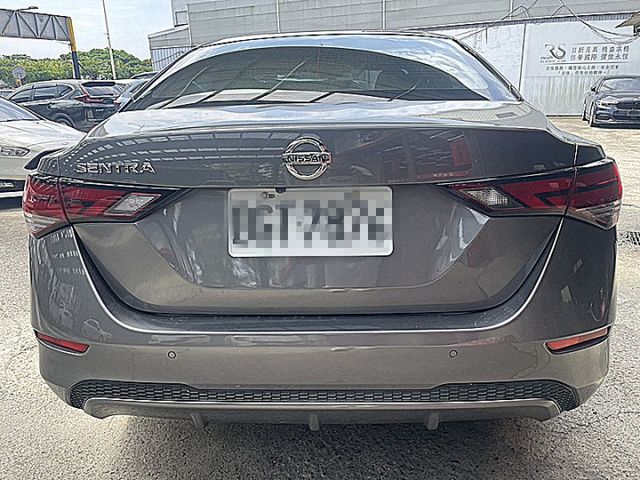 Sentra 尊爵版小資女愛車才跑5萬  第4張相片