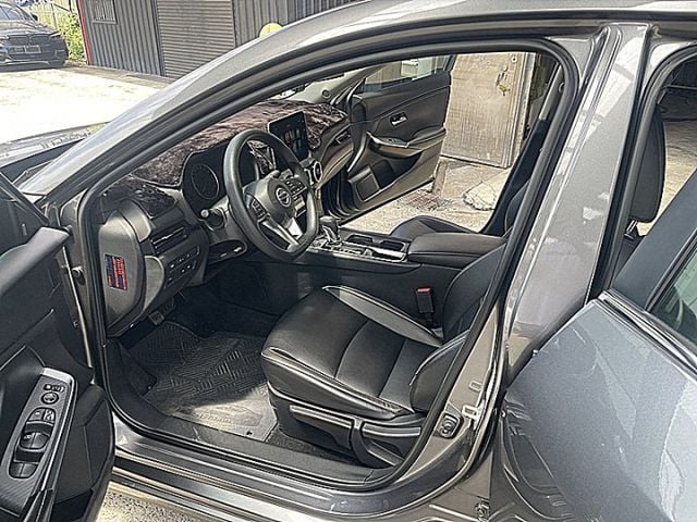 Sentra 尊爵版小資女愛車才跑5萬  第8張相片
