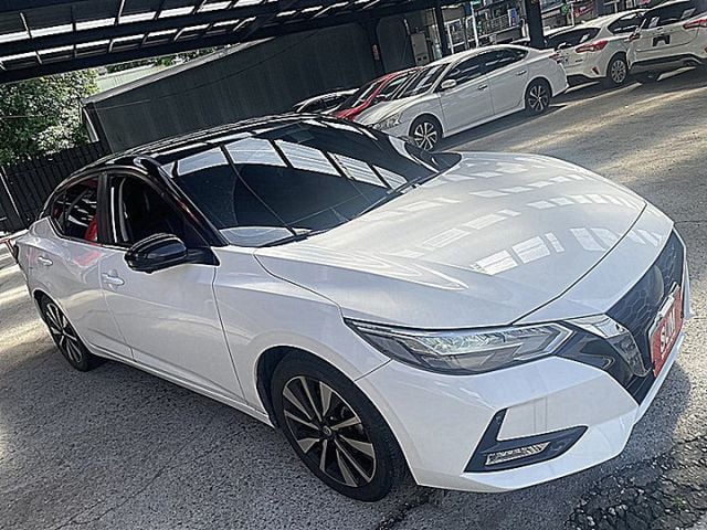 智駕尊爵版I-KEY盲點環景跟車氣憤燈選配搶手白黑外觀  第6張相片